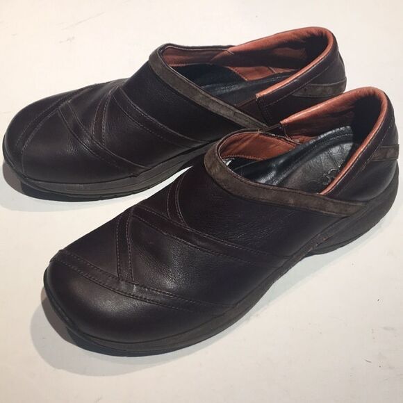 Stylish Comfort: Merrell Ecco Prime Patch Brown Leather Clogs - Size 9 - Picture 2 of 13